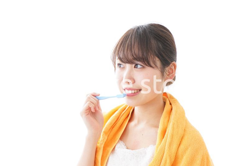 ハミガキをする女性