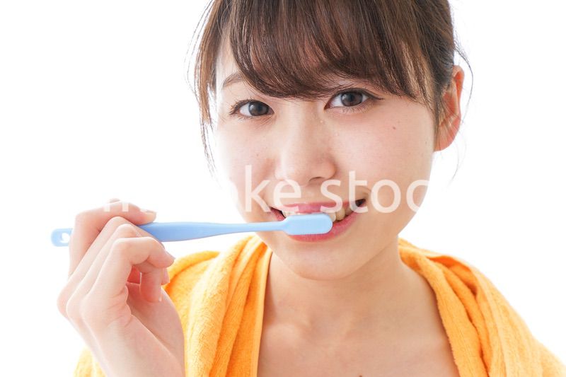 ハミガキをする女性