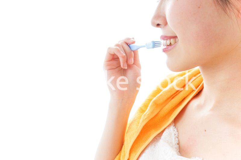 ハミガキをする女性