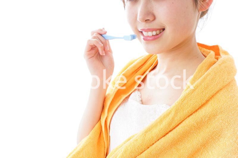 ハミガキをする女性