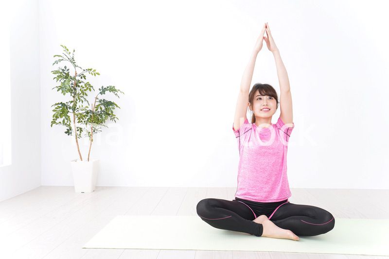 ヨガをする若い女性