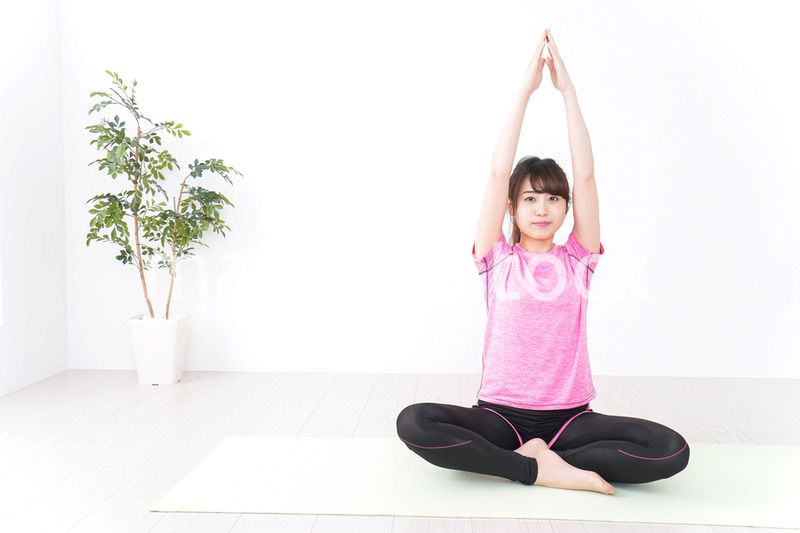 ヨガをする若い女性