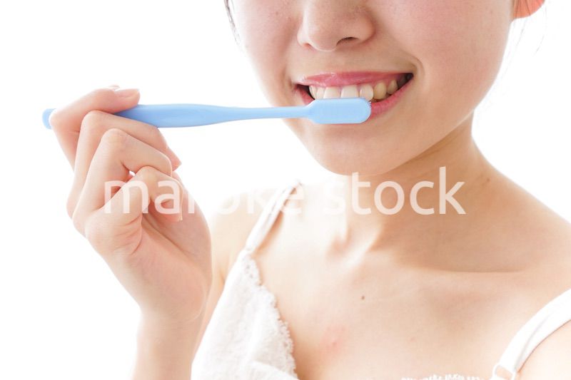 ハミガキをする女性