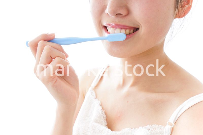ハミガキをする女性