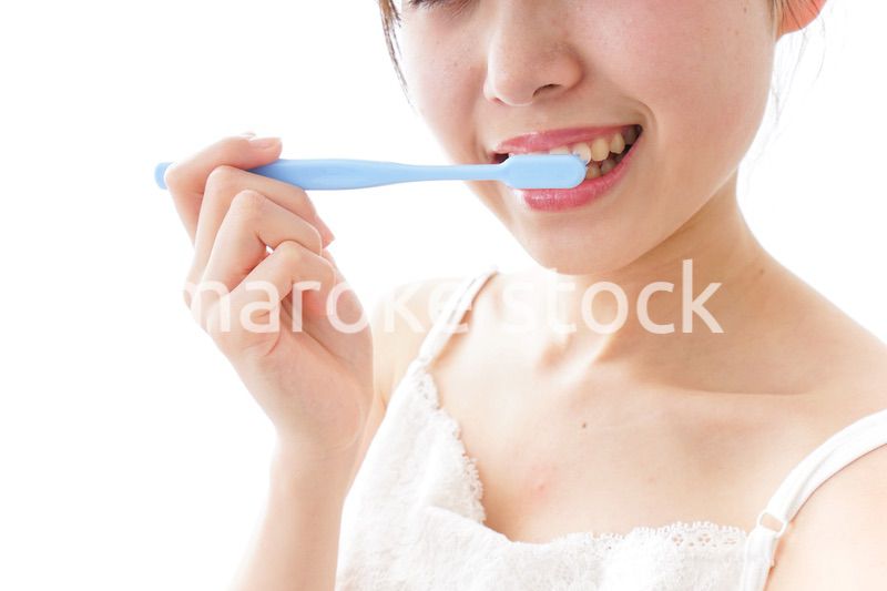 ハミガキをする女性