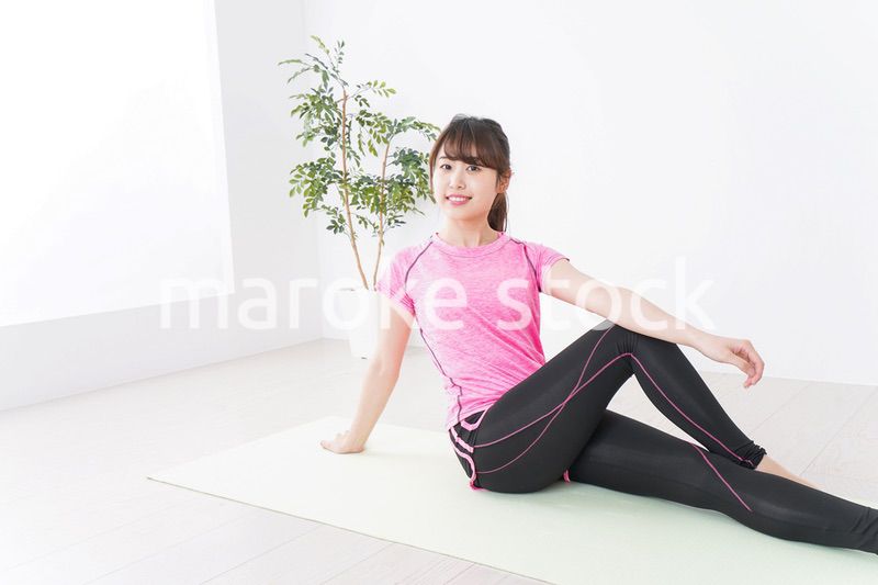 ストレッチをする女性