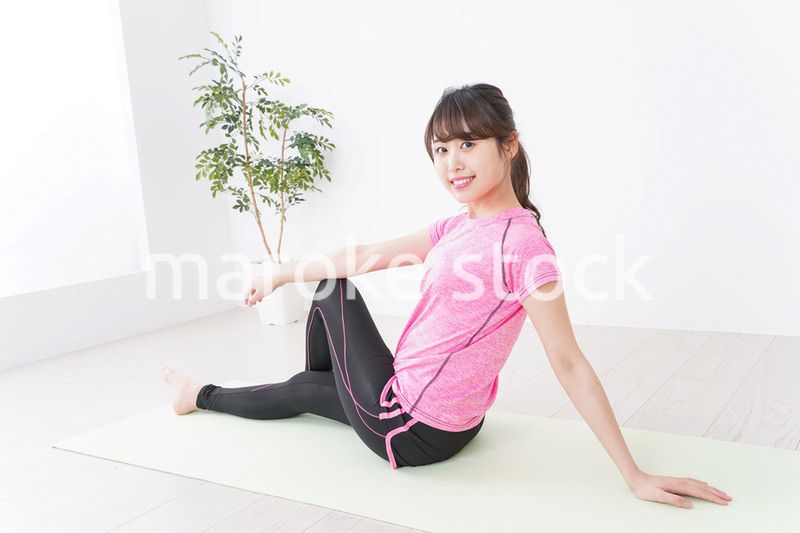 ストレッチをする女性