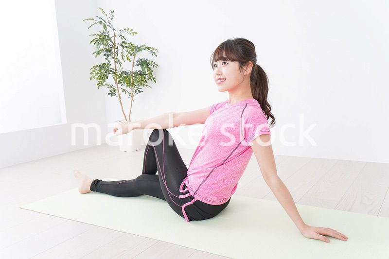 ストレッチをする女性