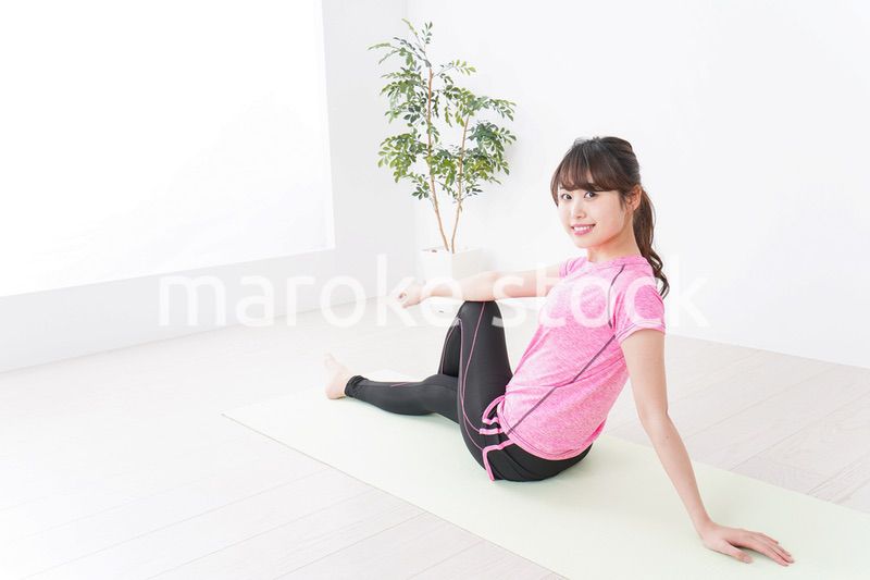 ストレッチをする女性