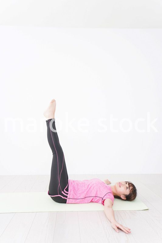 ストレッチをする女性