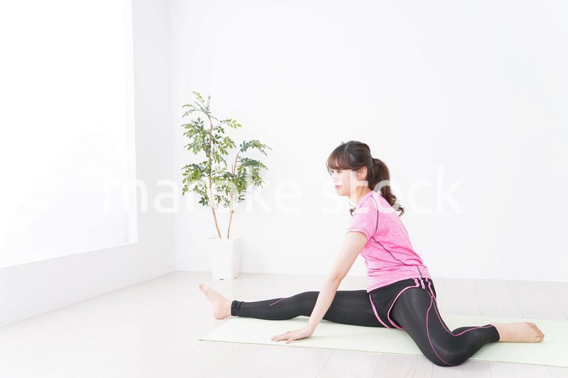 ストレッチをする女性