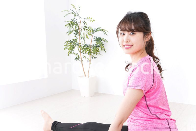 ヨガをする若い女性