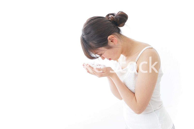 洗顔をする女性