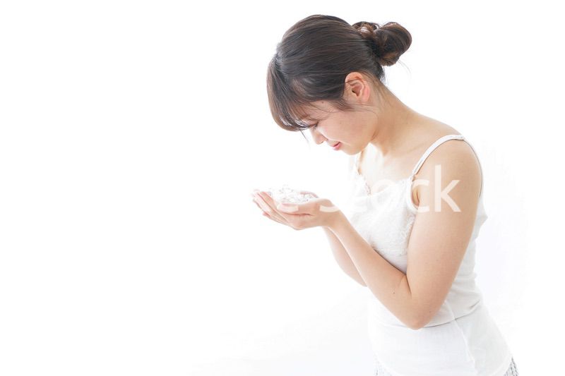 洗顔をする女性