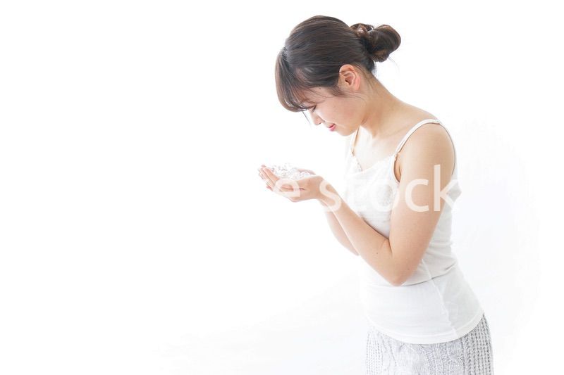 洗顔をする女性