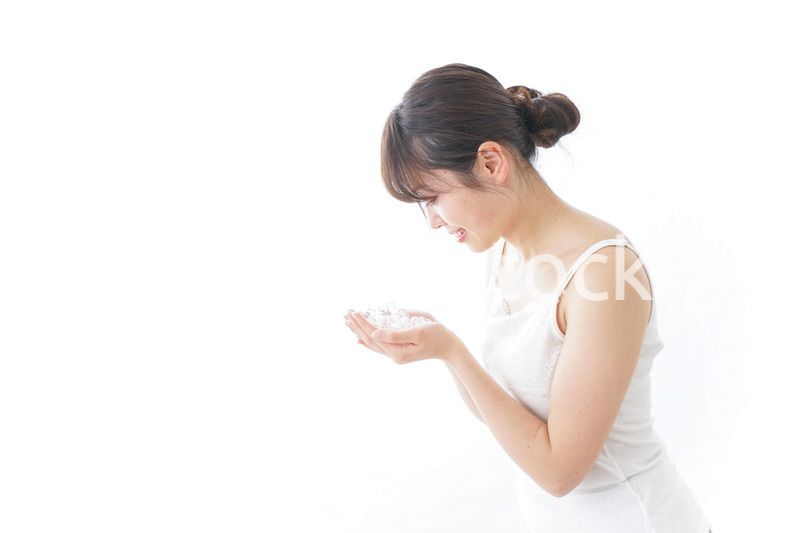 洗顔をする女性