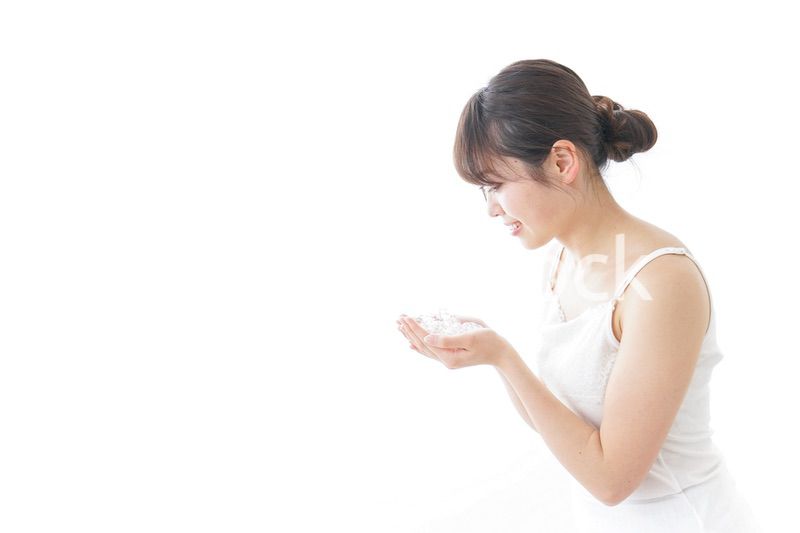 洗顔をする女性