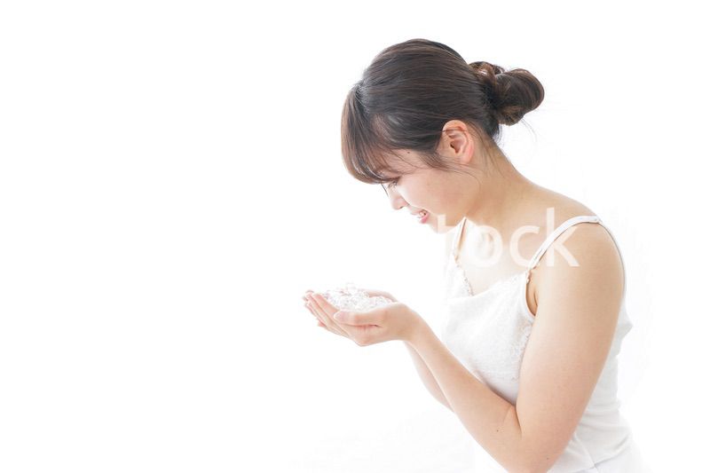 洗顔をする女性