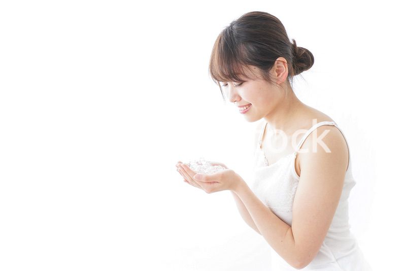 洗顔をする女性