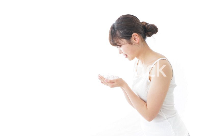 洗顔をする女性