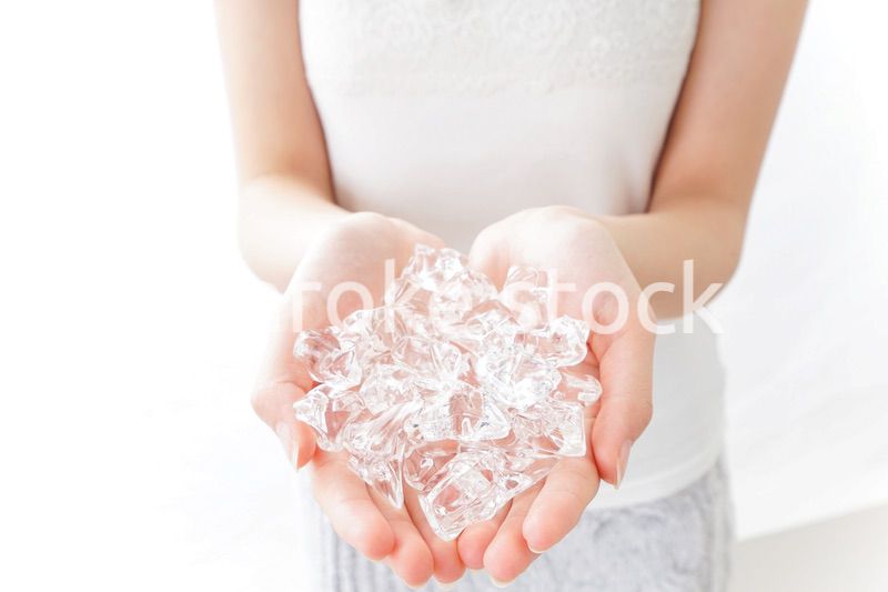 氷を持つ女性