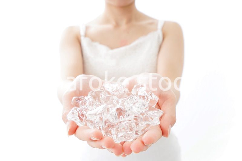 氷を持つ女性