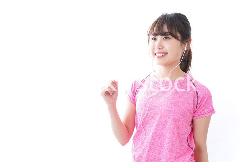 ランニングをする若い女性