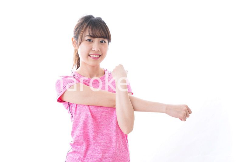 ストレッチをする女性