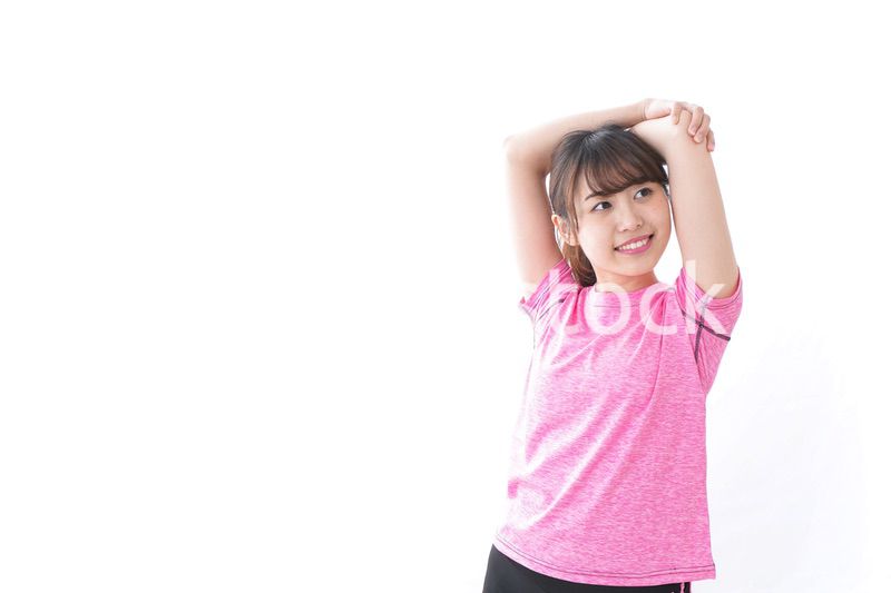 ストレッチをする女性