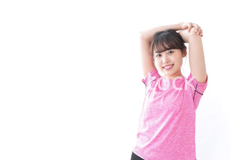 ストレッチをする女性