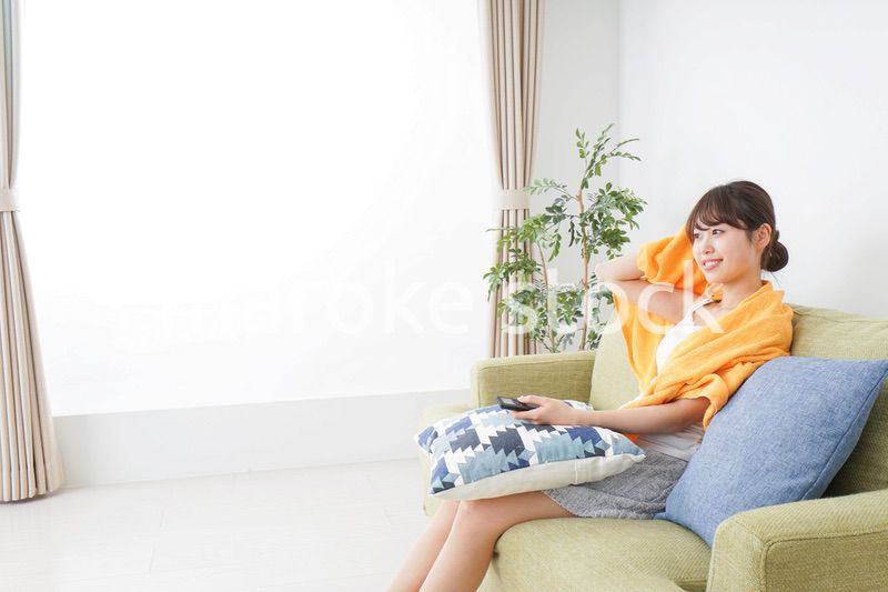 自宅でテレビを見る女性