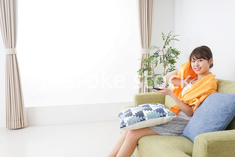 自宅でテレビを見る女性