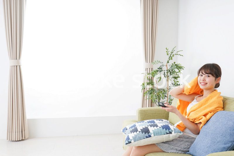 自宅でテレビを見る女性
