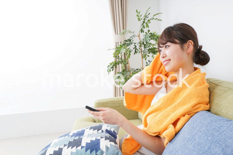 自宅でテレビを見る女性