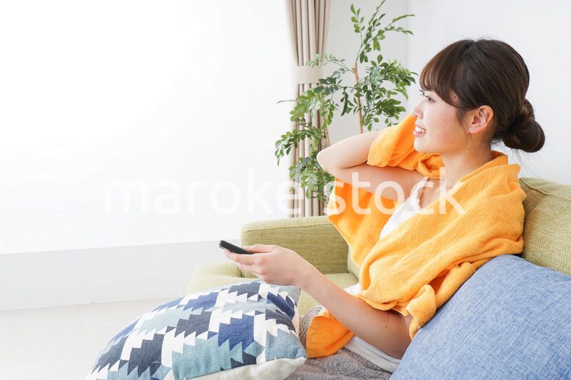 自宅でテレビを見る女性