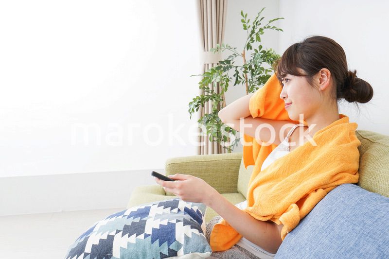 自宅でテレビを見る女性