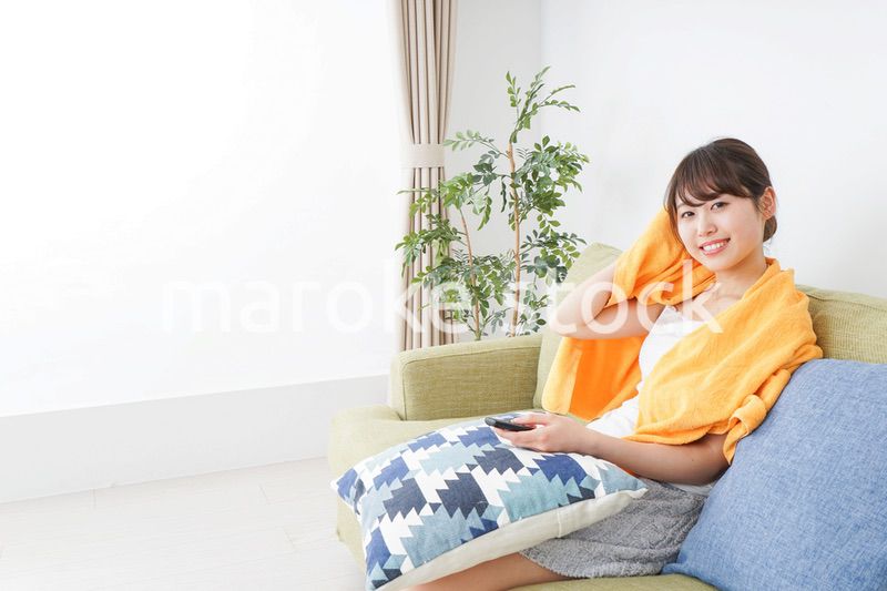 自宅でテレビを見る女性