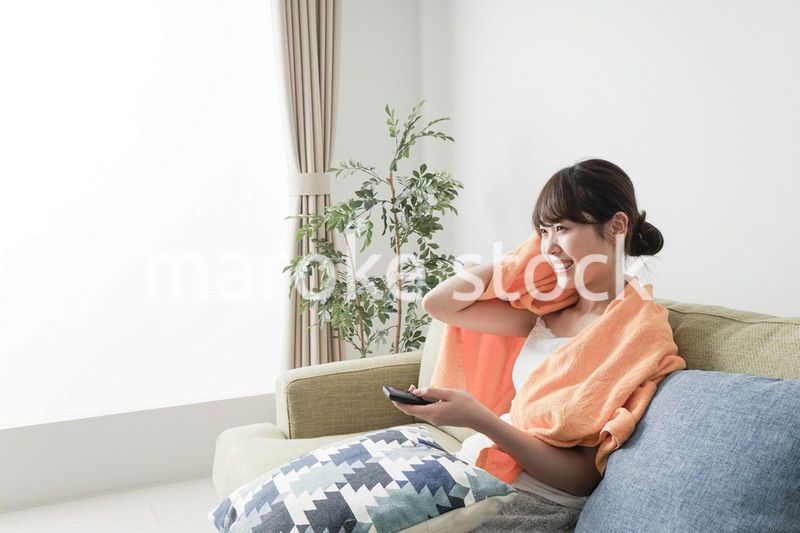 自宅でテレビを見る女性