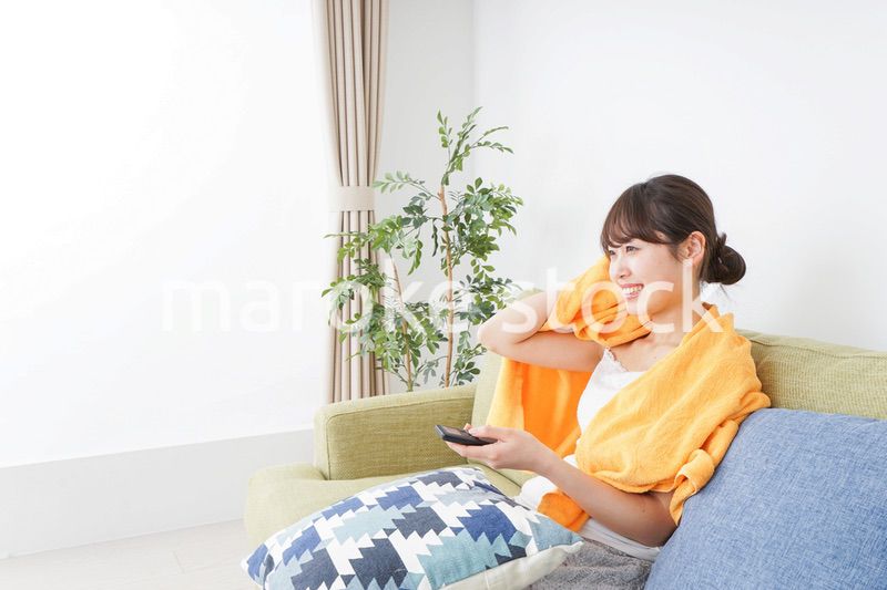 自宅でテレビを見る女性