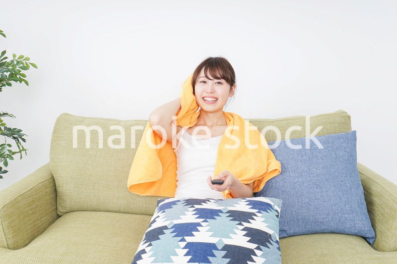 自宅でテレビを見る女性