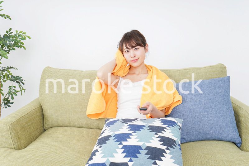 自宅でテレビを見る女性