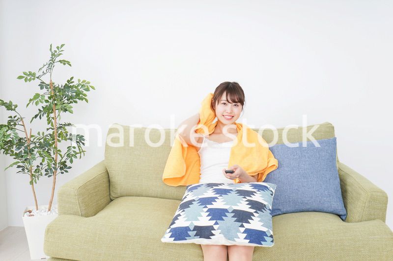 自宅でテレビを見る女性