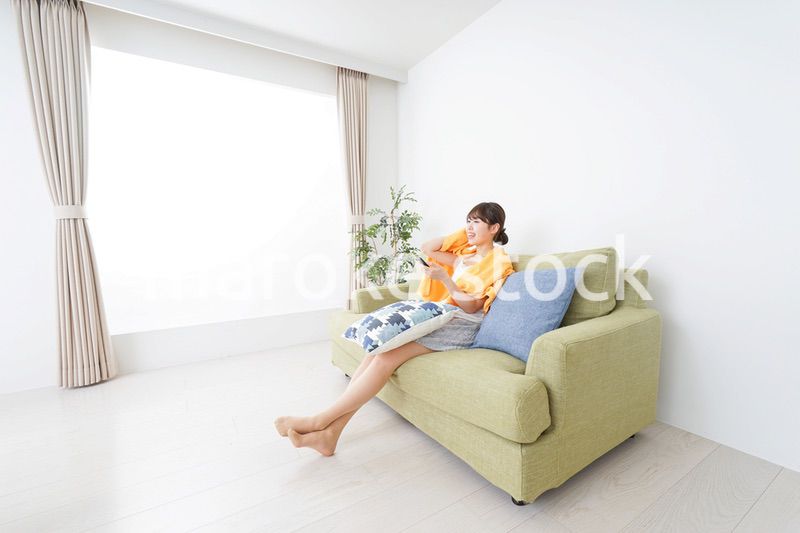 自宅でテレビを見る女性