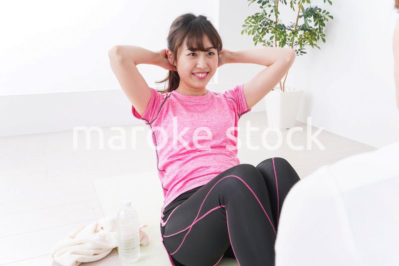 筋トレする女性