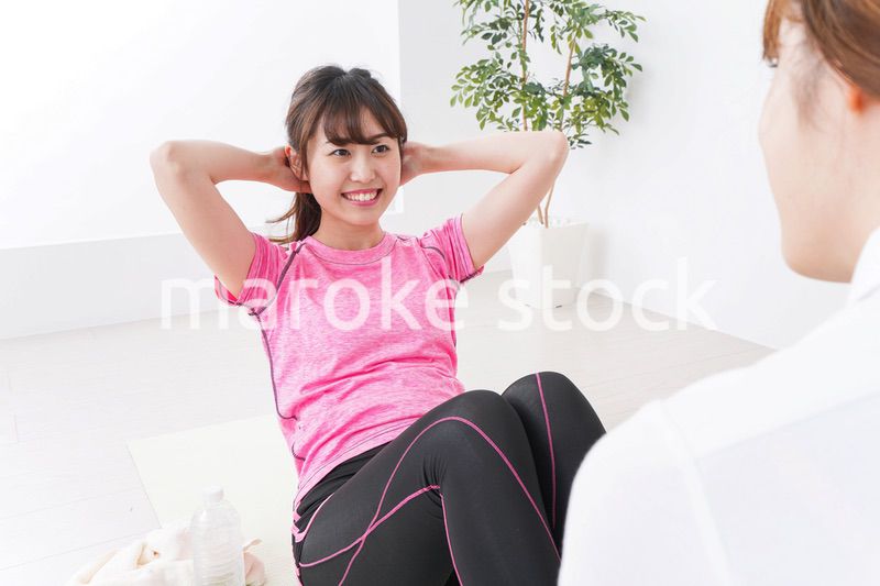 筋トレする女性