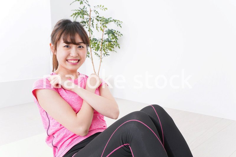 ストレッチをする女性