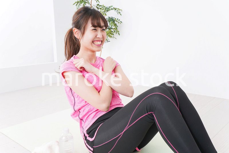 ストレッチをする女性