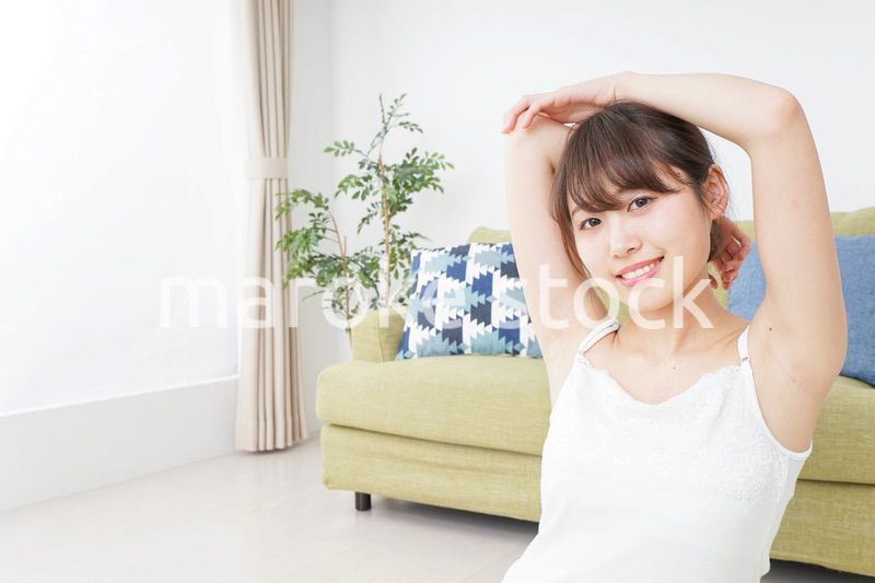 部屋でストレッチをする女性
