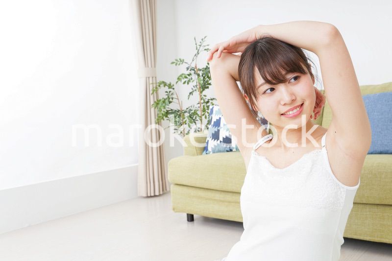部屋でストレッチをする女性