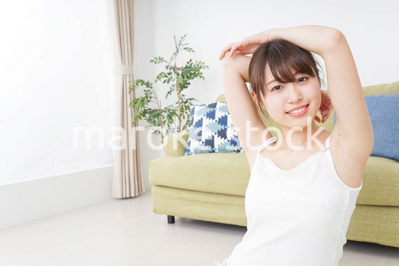 部屋でストレッチをする女性